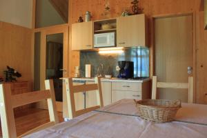 Kuchyň nebo kuchyňský kout v ubytování Apartmentshaus Dual -1