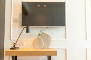 A television and/or entertainment centre at Hotel Abner's