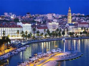 - Vistas a una ciudad con barcos en el agua en My Place Apartments de Luxe, en Split