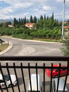 een uitzicht op een straat met auto's op de weg bij Guest house Vukovic in Podgorica