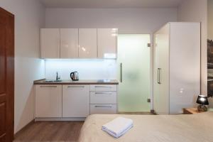 Kuchyňa alebo kuchynka v ubytovaní Krakow For You Budget Apartments