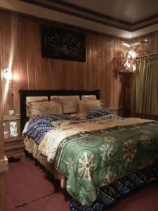 Postel nebo postele na pokoji v ubytování Cemara Indah Hotel