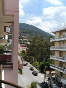 vistas a la calle desde el balcón de un edificio en Telethrio, en Loutra Edipsou