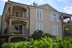 ein Apartmenthaus mit Balkonen und Personen auf dem Balkon in der Unterkunft Apartment Diana in Vantačići + 8 Fotos