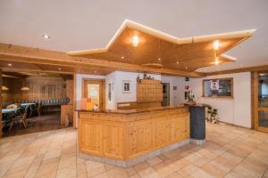 eine große Küche mit einer Theke in einem Zimmer in der Unterkunft Schmalzlhof Hotel & Apartments in Oberrasen