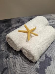 une serviette blanche avec une étoile de mer au dessus dans l'établissement Charmy Rovinj, à Rovinj