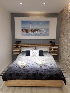 - une chambre avec un grand lit et un phare dans l'établissement Charmy Rovinj, à Rovinj