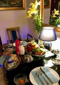 a table with a plate of fruit and a lamp at Apartment Paradiso in Split