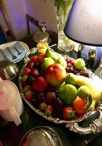 - un bol de fruits sur une table avec une lampe dans l'établissement Apartment Paradiso, à Split