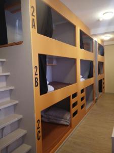 Ce dortoir comprend des lits superposés avec des escaliers. dans l'établissement Birmingham Central Backpackers, à Birmingham