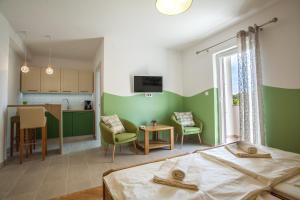 Televiisor ja/või meelelahutuskeskus majutusasutuses Guesthouse Maver