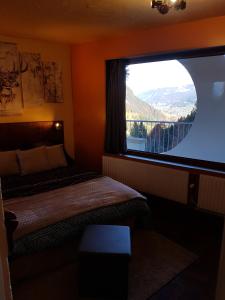 Saint-Nicolas-la-ChapelleにあるLa Gambergeのベッドルーム1室(ベッド1台、景色を望む窓付)