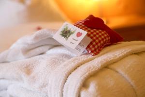 a white towel with a card on top of it at Hotel Dolomiten in Monguelfo