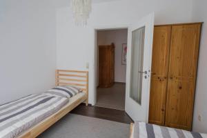 ein Schlafzimmer mit einem Bett und einer offenen Tür in der Unterkunft Im Reuter in Sinsheim