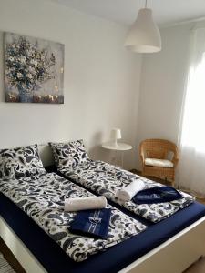 Cama en habitación con manta azul y blanca en Apartments Novi Vinodolski, en Novi Vinodolski