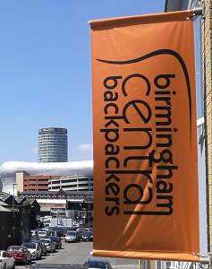 un letrero naranja para un restaurante en una calle de la ciudad en Birmingham Central Backpackers, en Birmingham