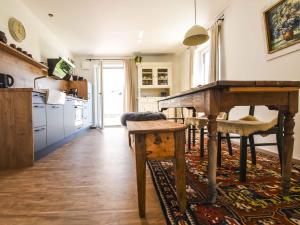 uma cozinha com mesa e cadeiras num quarto em Ferienwohnung im Weiler em Winterlingen