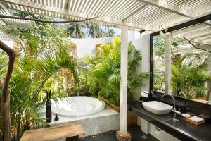 Zahrada ubytování Shantaa Resort, Kohkood + 37 fotografií