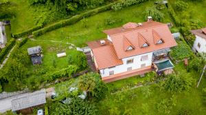 una vista aérea de una casa con techo rojo en Sobe Černilogar en Tolmin