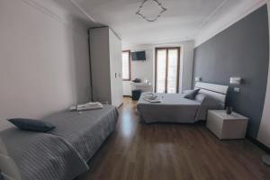 ヴェローナにあるResidenza al Castelloのベッドルーム1室(ベッド2台、テーブル付)
