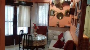 sala de estar con mesa y sofá en la castanuela albayzin en Granada