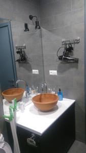 ein Badezimmer mit zwei hölzernen Waschbecken und einem Spiegel in der Unterkunft Apart Hotel ART in Bakuriani