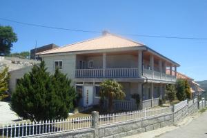 een huis met een hek ervoor bij Casa do Nascente in Paredes do Rio