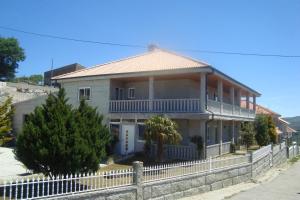 a house with a fence in front of it at Casa do Nascente in Paredes do Rio