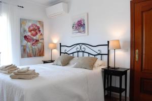 Postel nebo postele na pokoji v ubytování Villa Sandra Top Floor Escape + 26 fotografií