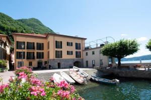 a group of boats sitting in the water next to a building at Il Belvedere in Torno