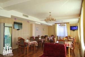 Un restaurante o sitio para comer en ATFK Hotel Baku