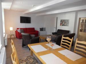 a living room with a table and a couch at Ferienwohnungen Rheine Markt 12 in Rheine
