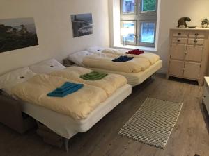 a room with three beds with towels on them at Ferienwohnungen Rheine Markt 12 in Rheine