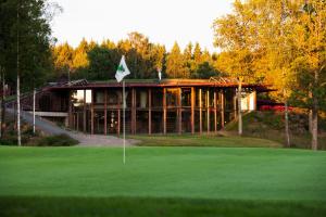 Golf hotelli aladel või selle läheduses