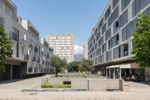 una strada in una città con edifici alti di Apartment Marcela With Private Parking a Spalato (Split)