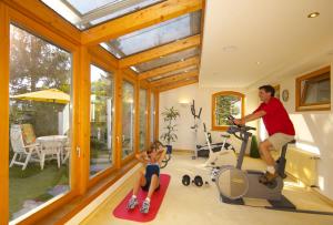 Fitness centrum a/nebo fitness zařízení v ubytování Wohlfühl & Genusshotel Felsenhof