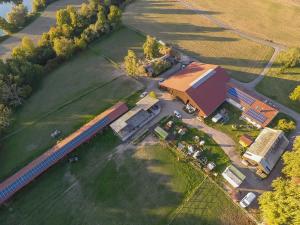 una vista aérea de una estación de tren y un granero en FeWo Oberle, en Ottenheim