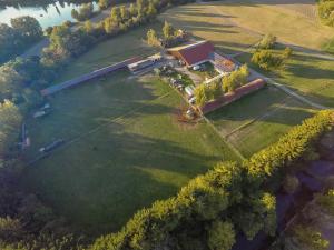 eine Luftansicht eines Hauses auf einem großen Feld in der Unterkunft FeWo Oberle in Ottenheim