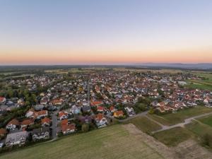 una vista aérea de una ciudad con casas en FeWo Oberle en Ottenheim
