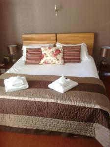 A bed or beds in a room at Bridgefoot Guest House 
