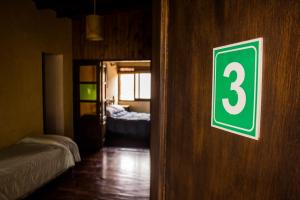una habitación con un letrero número tres en una pared en La Casita de Salta en Salta