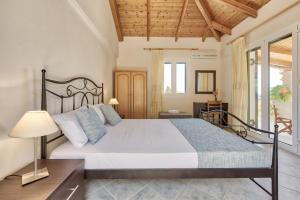 A bed or beds in a room at Villa Mare Studios