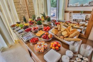 ein Tisch voller verschiedener Speisen in der Unterkunft Guest House Katarina in Poreč