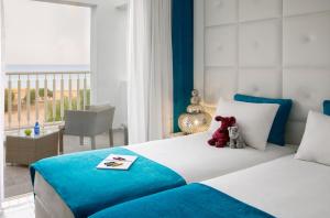 מיטה או מיטות בחדר ב-Althea Kalamies Luxury Villas