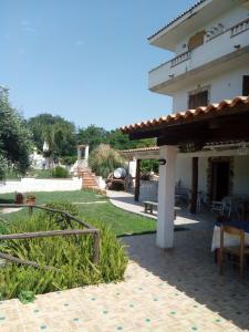 uma casa com um pátio e um quintal em Agriturismo Pinturicchio em Capo Vaticano