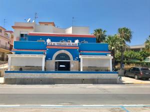 un edificio blu sul lato di una strada di Terrazze Sul Mare a Pozzallo