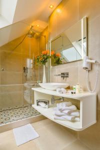 a bathroom with a sink and a mirror at Krone am Park - Gästehaus des Hotel Krone in Alzenau