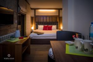 Кровать или кровати в номере White Cedar Hotel &Resort