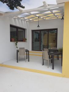 een patio met een tafel en stoelen erop bij Villa Mattia in Lampedusa