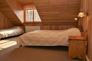 Un pat sau paturi într-o cameră la Lobes Krogs